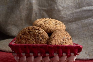 Tuzlu kurabiye üzerinde bir ahşap masa ve çuval bezi arka plan ayçiçeği susam serpilir