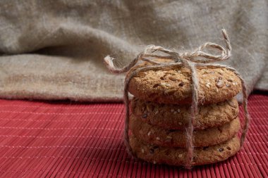 Ahşap masa ve çuval bezi zemin üzerine susam ve ayçiçeği tohumu ile tanımlama. Sağlıklı beslenme