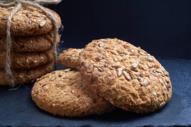 Tuzlu kurabiye susam, ekose üzerinde ayçiçeği serpilir