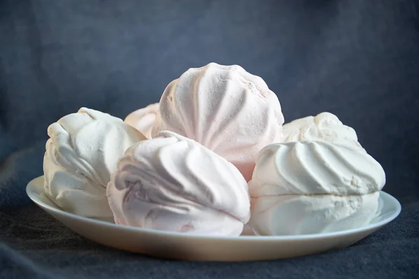 Marshmallow Zephyr Bianco Piatto Porcellana Sfondo Scuro — Foto Stock