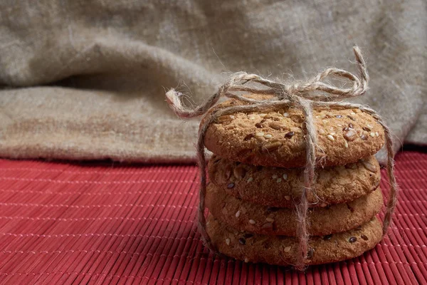Ahşap masa ve çuval bezi zemin üzerine susam ve ayçiçeği tohumu ile tanımlama. Sağlıklı beslenme
