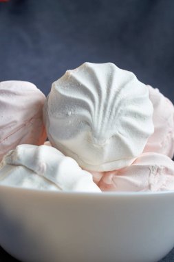 Beyaz ve pembe zephyr yakın koyu arka plan üzerinde beyaz bir plaka üzerinde çekim