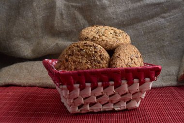 Tuzlu kurabiye üzerinde bir ahşap masa ve çuval bezi arka plan ayçiçeği susam serpilir