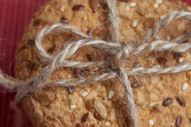 Tuzlu kurabiye üzerinde bir ahşap masa ve çuval bezi arka plan ayçiçeği susam serpilir