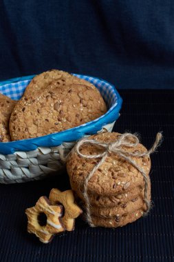 Tuzlu kurabiye ayçiçeği şeyl kurulu ve yıldız gibi iki coockis susam serpilir