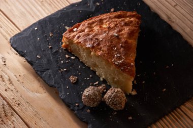 Bir dilim elma pasta çikolata şekerleme yakınındaki rendelenmiş çikolata ile.