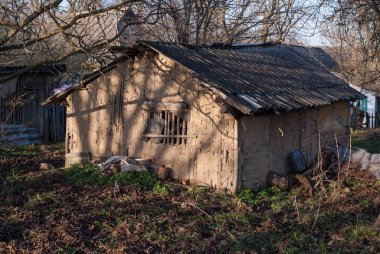 Köy eski ahşap evde. Kırık ev