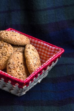 Tuzlu kurabiye susam, ekose üzerinde ayçiçeği serpilir