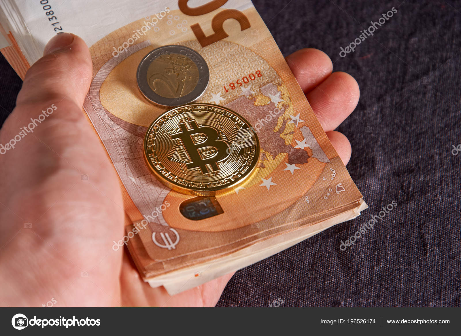 Manos a la obra con bitcoin y 50 euros de fondos billetes de banco — Foto  de stock #196526174 © Boliukh_Oleksandr