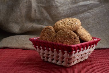 Tuzlu kurabiye üzerinde bir ahşap masa ve çuval bezi arka plan ayçiçeği susam serpilir