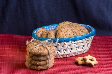 Tuzlu kurabiye tablo ve çuval bezi arka plan ayçiçeği susam serpilir