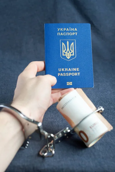 Pasaporte Biométrico Ucraniano Esposas Brazo Con Dinero Sobre Mesa — Foto de Stock