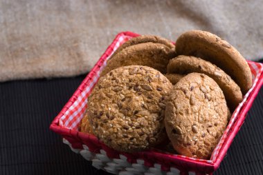 Tuzlu kurabiye üzerinde bir ahşap masa ve çuval bezi arka plan ayçiçeği susam serpilir