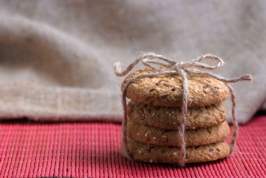 Ahşap masa ve çuval bezi zemin üzerine susam ve ayçiçeği tohumu ile tanımlama. Sağlıklı beslenme