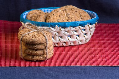 Tuzlu kurabiye üzerinde bir ahşap masa ve çuval bezi arka plan ayçiçeği susam serpilir