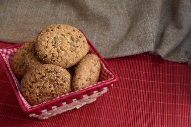 Tuzlu kurabiye üzerinde bir ahşap masa ve çuval bezi arka plan ayçiçeği susam serpilir