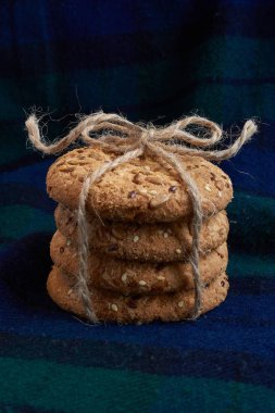 Tuzlu kurabiye susam, ekose üzerinde ayçiçeği serpilir