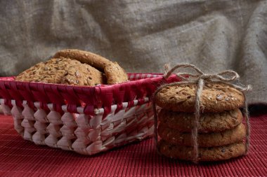 Tuzlu kurabiye üzerinde bir ahşap masa ve çuval bezi arka plan ayçiçeği susam serpilir
