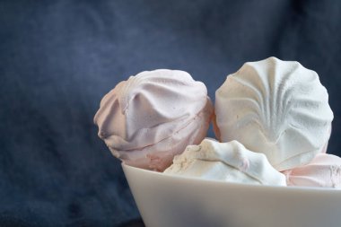 Gıda, konfeksiyon ve tatlılar kavramı - zephyr veya marshmallow tatlı kadar yakın