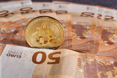 50 euro banknot zemin üzerine altın bitcoin. Bitcoin Kripto para birimi, Blockchain teknoloji, dijital para, araştırma kavramı