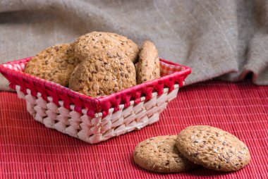 Tuzlu kurabiye üzerinde bir ahşap masa ve çuval bezi arka plan ayçiçeği susam serpilir