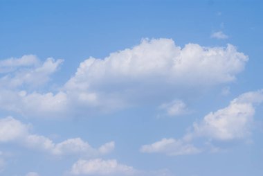 Beyaz bulut yakın çekim arka plan için mavi gökyüzünde güzel gün