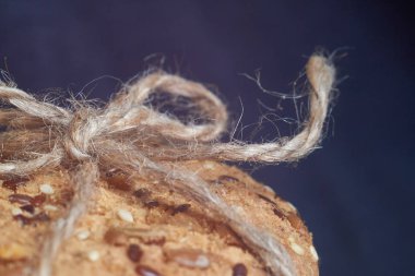 Susam, keten ve Ayçiçeği tohumları ile portre yulaf büyük bisküvi. Makro, seçici odak