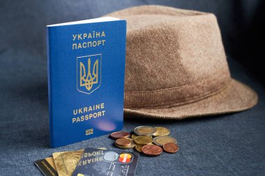 euro monay ve plaj şapka ile gri arka plan üzerinde mavi Ukrayna pasaportu