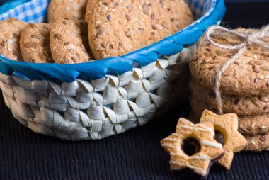 Tuzlu kurabiye üzerinde bir ahşap masa ve çuval bezi arka plan ayçiçeği susam serpilir