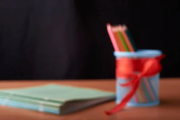 Sok Ceruzák Fém Jogosult Fából Készült Asztal Fekete Háttér Életlen — Stock Fotó