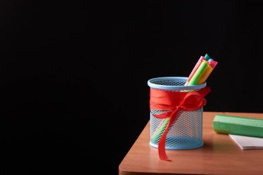 Renkli kalemler ahşap bir masa üzerinde bir bardak. Konsept: okula