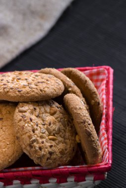 Tuzlu kurabiye üzerinde bir ahşap masa ve çuval bezi arka plan ayçiçeği susam serpilir