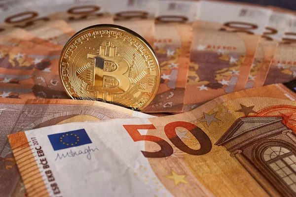 50 euro banknot zemin üzerine altın bitcoin. Bitcoin Kripto para birimi, Blockchain teknoloji, dijital para, araştırma kavramı