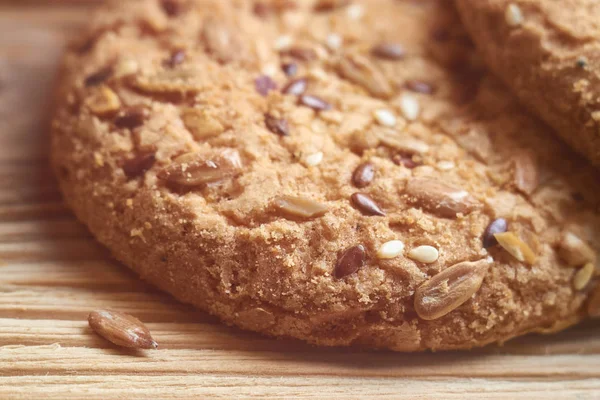 Susam, keten ve Ayçiçeği tohumları ile portre yulaf büyük bisküvi. Makro, seçici odak