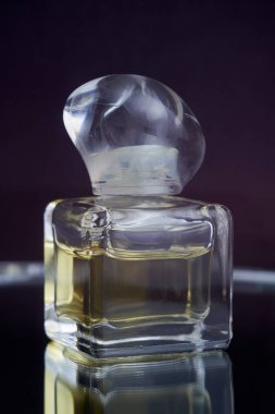 Geleneksel lüks parfüm güzel el yapımı açık kristal cam kavanoz şişe siyah arka plan antika stili bir kadeh yukarıya kapatmak,