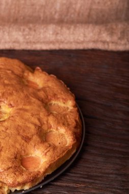 Ahşap masa arka plan üzerine kayısı ile tart