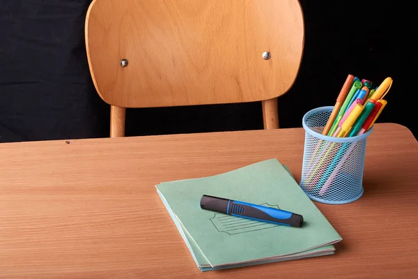 Farbige Stifte Einem Blauen Metallkorb Auf Dem Schreibtisch Der Schule — Stockfoto