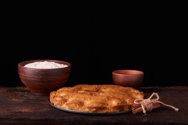 kayısı pasta ve bir kase un ve diğer malzemeler ahşap tablo