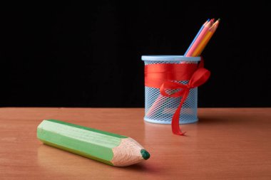 Büyük yeşil pancil renkli ürün yelpazesine renkli çizim kalem kalem çizim renkli kalemler