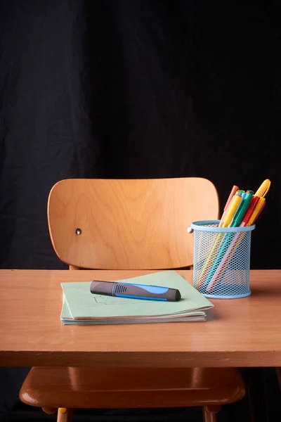 Egy Kék Fém Kosárban Asztalon Iskolában Háttéren Fekete Színű Tollak — Stock Fotó