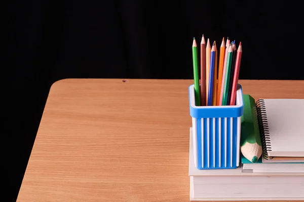 Fém Jogosult Fából Készült Asztal Fekete Háttér Sok Ceruzák — Stock Fotó
