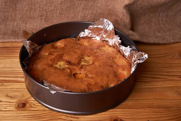 Folyo ahşap bir masa üzerinde pişmiş kayısı