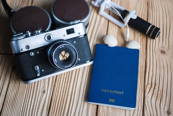 Niebieski Puste Paszport Kapelusz Plażowy Aparat Szarym Tle — Zdjęcie stockowe