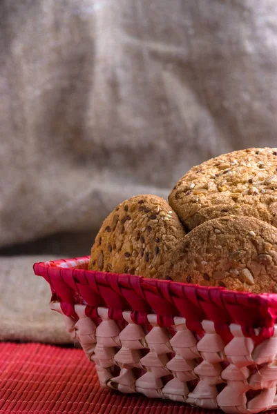 Tuzlu kurabiye üzerinde bir ahşap masa ve çuval bezi arka plan ayçiçeği susam serpilir