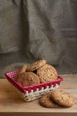 Tuzlu kurabiye üzerinde bir ahşap masa ve çuval bezi arka plan ayçiçeği susam serpilir