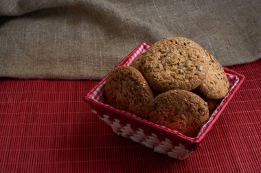 Tuzlu kurabiye üzerinde bir ahşap masa ve çuval bezi arka plan ayçiçeği susam serpilir