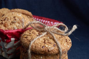 Tuzlu kurabiye susam, ekose üzerinde ayçiçeği serpilir