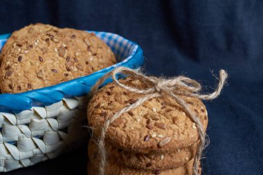 Tuzlu kurabiye üzerinde kırmızı arka plan ayçiçeği susam serpilir