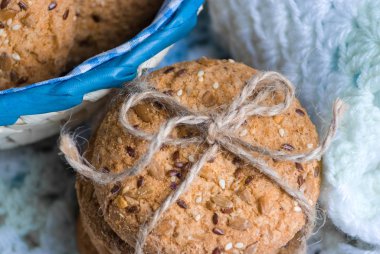 Tuzlu kurabiye susam, ekose üzerinde ayçiçeği serpilir