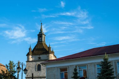 Kilise dış mavi gökyüzü arka plan güzel bulutlar üzerinde